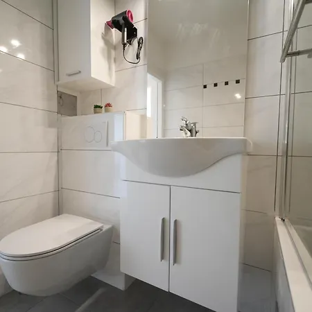 Spacious With View & Free Parking Appartamento Wiener Neustadt