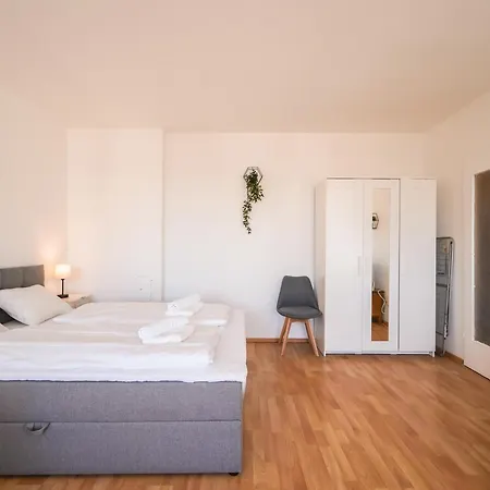 Spacious With View & Free Parking Apartment Wiener Neustadt