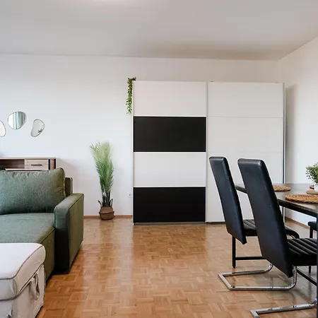 Appartamento Spacious With View & Free Parking
