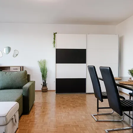 Apartment Spacious With View & Free Parking