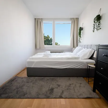 Spacious With View & Free Parking * Wiener Neustadt
