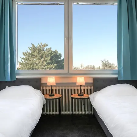 Apartment Spacious With View & Free Parking