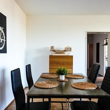 Spacious With View & Free Parking * Wiener Neustadt