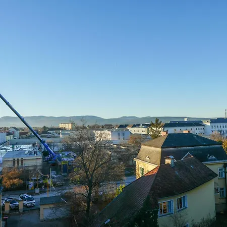 Spacious With View & Free Parking アパート ウィーナー・ノイシュタット