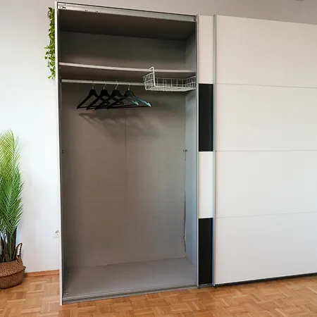 Spacious With View & Free Parking アパート