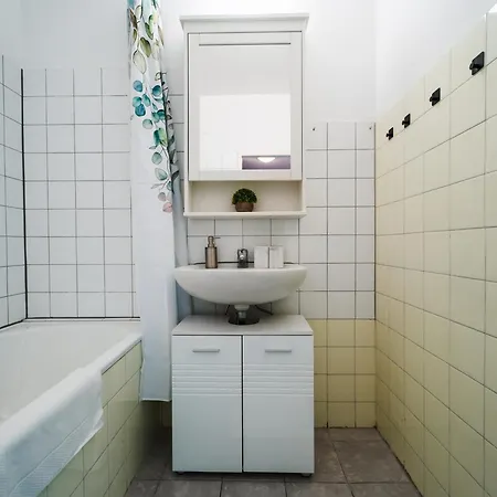 Spacious With View & Free Parking Apartment *