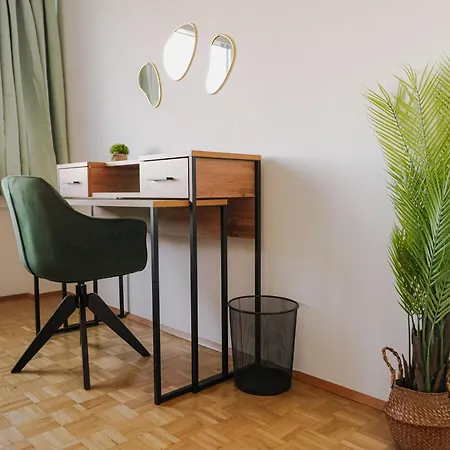 Spacious With View & Free Parking ウィーナー・ノイシュタット