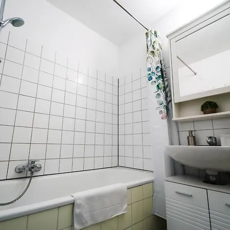 Apartment Spacious With View & Free Parking
