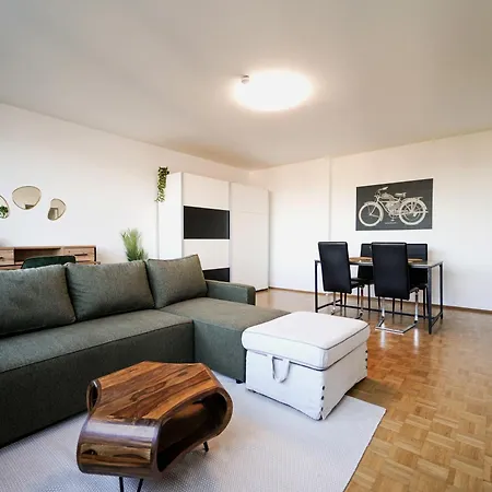 Spacious With View & Free Parking * Wiener Neustadt