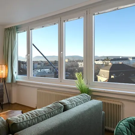 Spacious With View & Free Parking アパート *