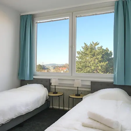 Spacious With View & Free Parking ウィーナー・ノイシュタット
