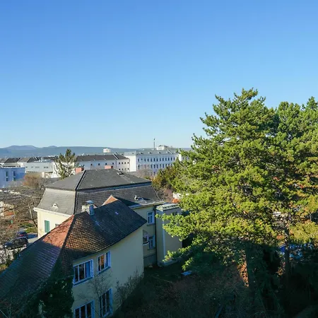 Spacious With View & Free Parking Apartment Wiener Neustadt