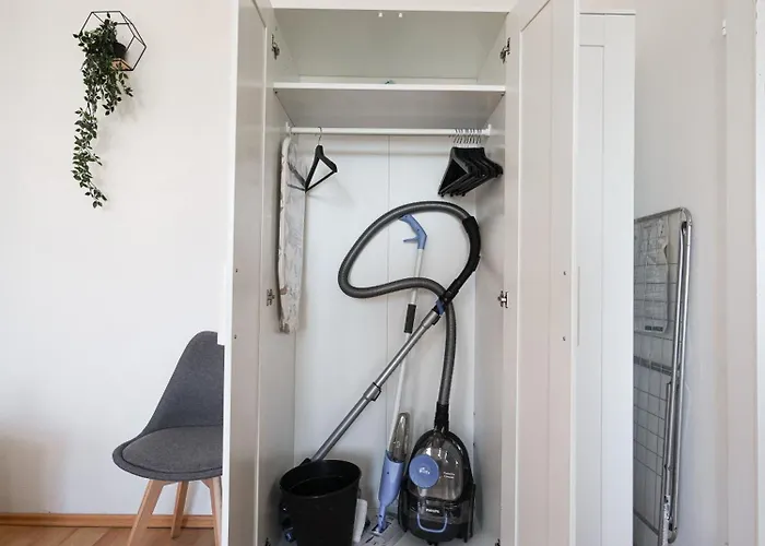 Apartment Spacious With View & Free Parking