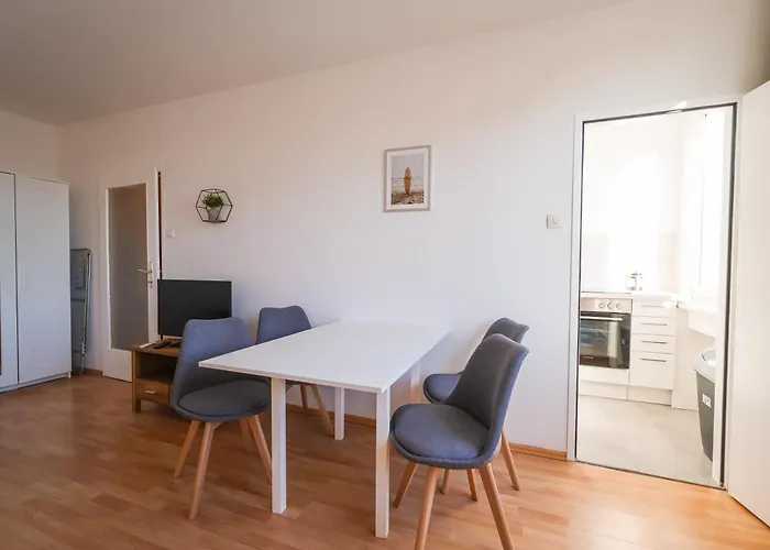 Spacious With View & Free Parking Apartment Wiener Neustadt