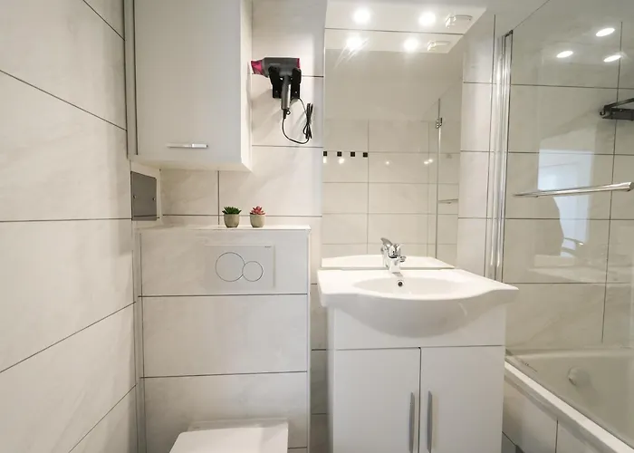 Spacious With View & Free Parking Apartment *