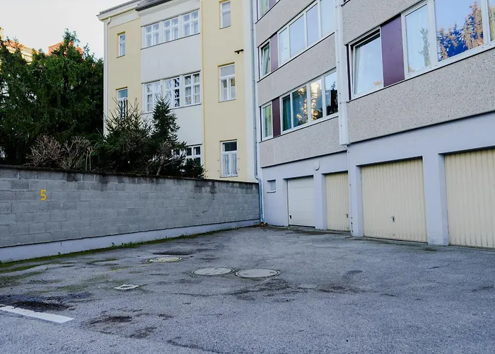 Apartment Spacious With View & Free Parking