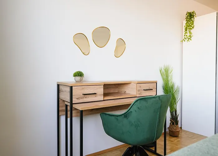 Spacious With View & Free Parking Apartment *