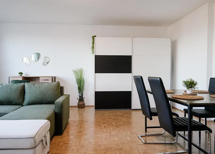 Apartment Spacious With View & Free Parking