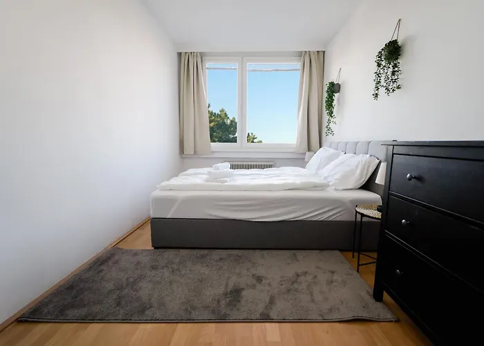 Spacious With View & Free Parking * Wiener Neustadt