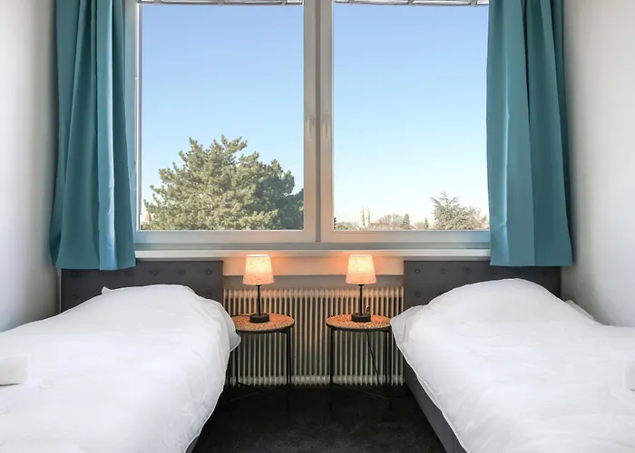 Apartment Spacious With View & Free Parking