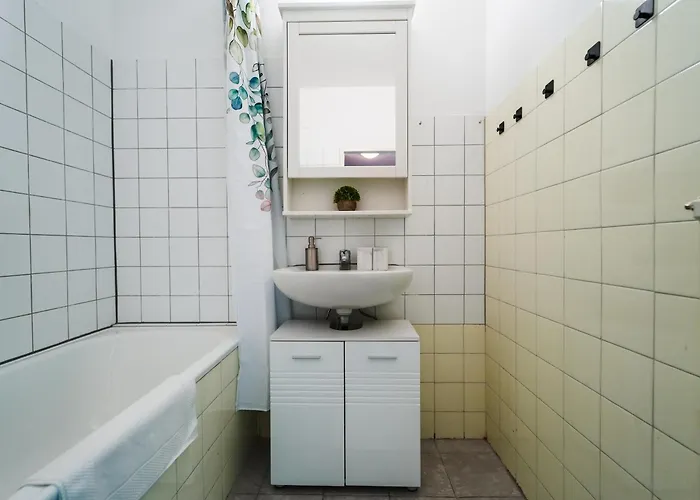 Spacious With View & Free Parking Apartment *