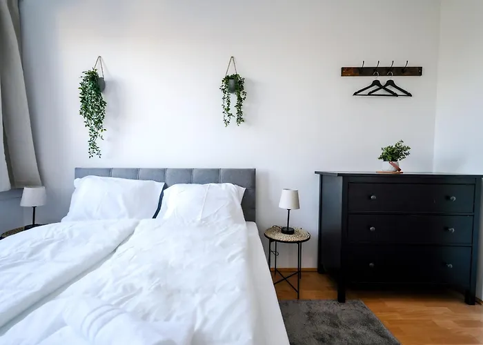 Spacious With View & Free Parking * Wiener Neustadt